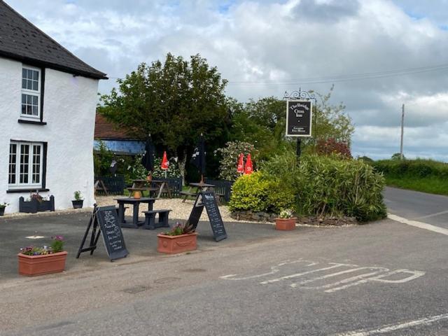 The Thelbridge Cross Inn Crediton Exterior photo